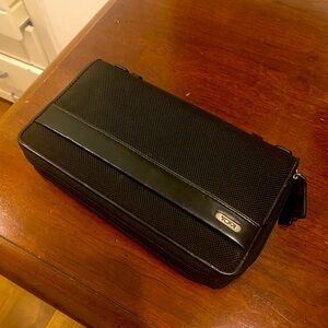 Tumi Zip Up Wallet Pouch Accessory Card Holder